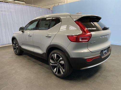 2025 Volvo XC40 B5 Ultra Bright Theme