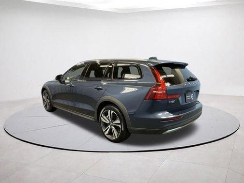 2025 Volvo V60 Cross Country B5 Plus
