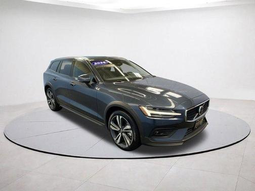 2025 Volvo V60 Cross Country B5 Plus