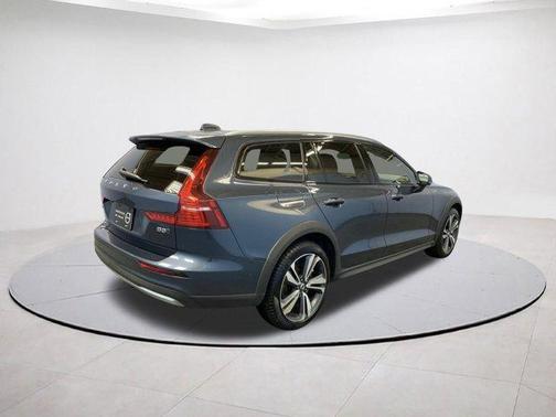 2025 Volvo V60 Cross Country B5 Plus