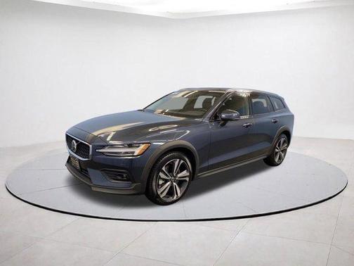 2025 Volvo V60 Cross Country B5 Plus