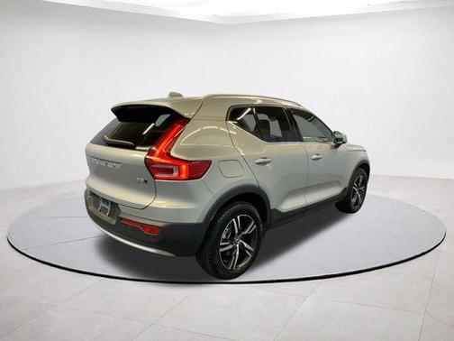 2025 Volvo XC40 B5 Core Bright Theme
