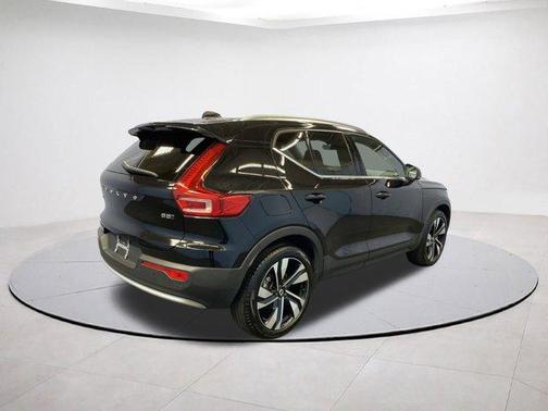 2024 Volvo XC40 B5 Plus Bright Theme