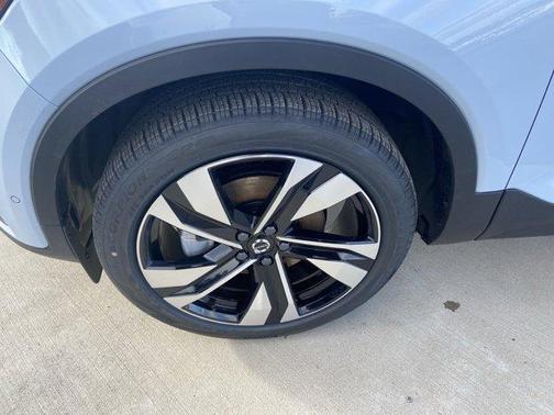2025 Volvo XC40 B5 Plus Dark Theme