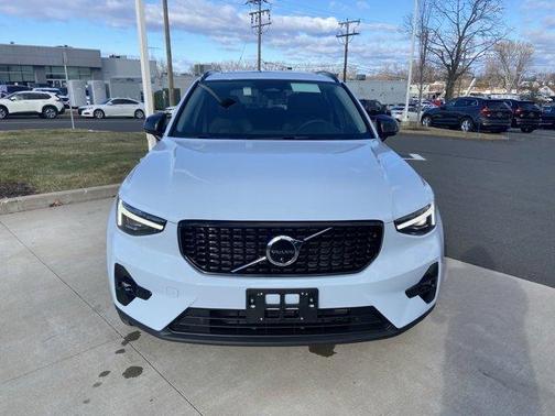 2025 Volvo XC40 B5 Plus Dark Theme