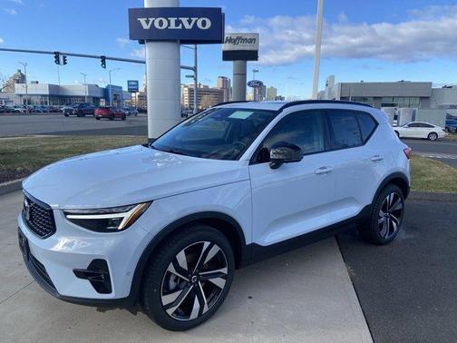 2025 Volvo XC40 B5 Plus Dark Theme