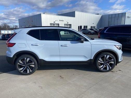 2025 Volvo XC40 B5 Plus Dark Theme