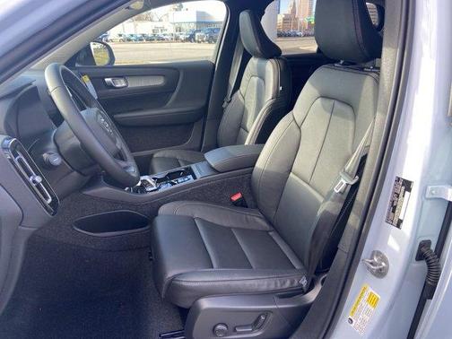 2025 Volvo XC40 B5 Plus Dark Theme