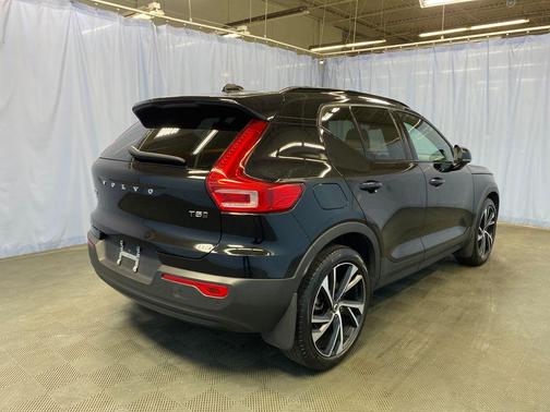 Onyx Black Metallic 2021 Volvo XC40 T5 R-Design