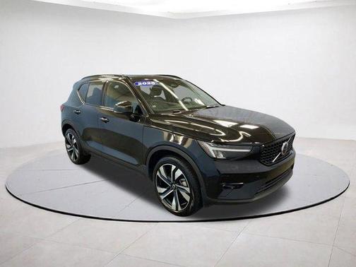 2025 Volvo XC40 B5 Plus Dark Theme
