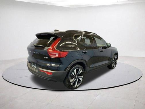 2025 Volvo XC40 B5 Plus Dark Theme