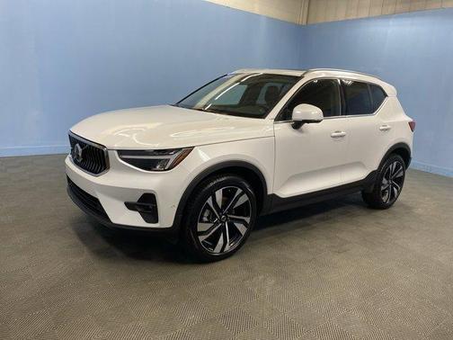 2025 Volvo XC40 B5 Plus Bright Theme