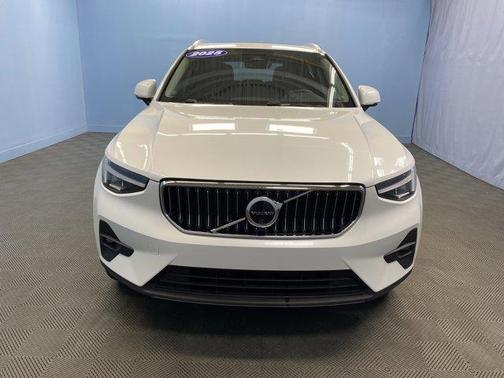2025 Volvo XC40 B5 Plus Bright Theme