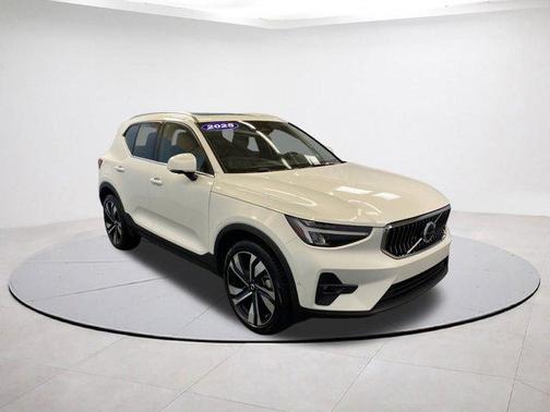 2025 Volvo XC40 B5 Plus Bright Theme