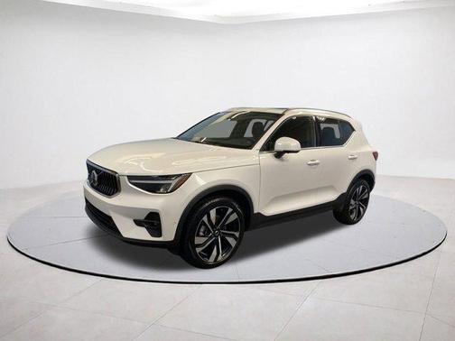 2025 Volvo XC40 B5 Plus Bright Theme