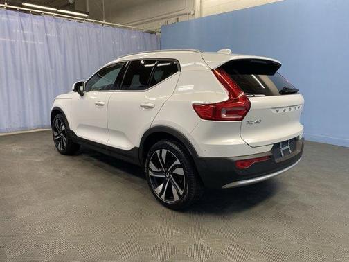 2025 Volvo XC40 B5 Plus Bright Theme