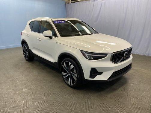 2025 Volvo XC40 B5 Plus Bright Theme