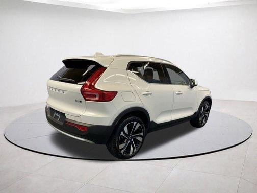 2025 Volvo XC40 B5 Plus Bright Theme