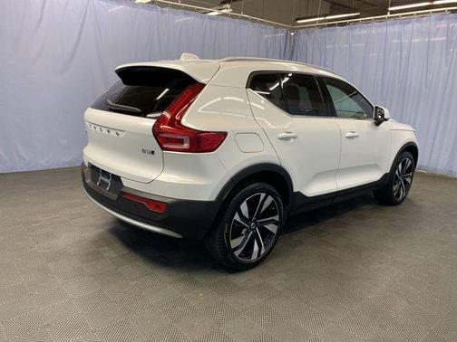 2025 Volvo XC40 B5 Plus Bright Theme