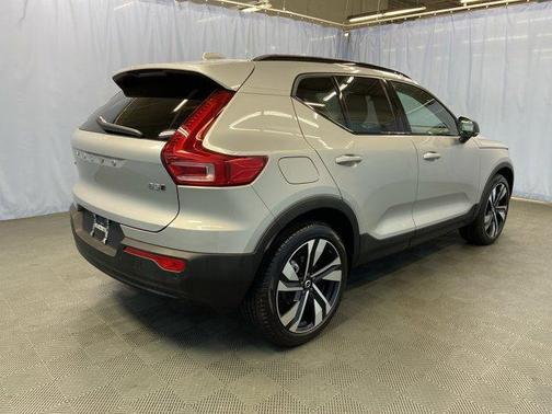 2025 Volvo XC40 B5 Plus Dark Theme