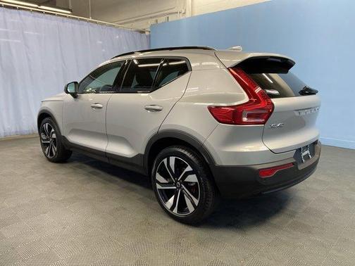 2025 Volvo XC40 B5 Plus Dark Theme