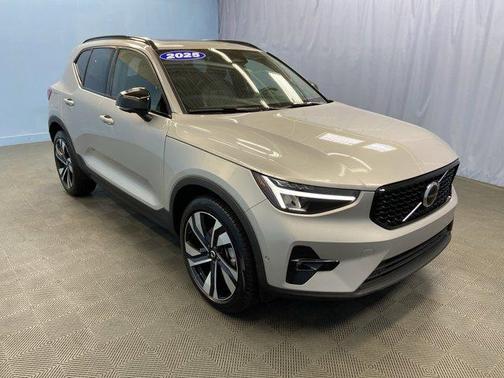 2025 Volvo XC40 B5 Plus Dark Theme
