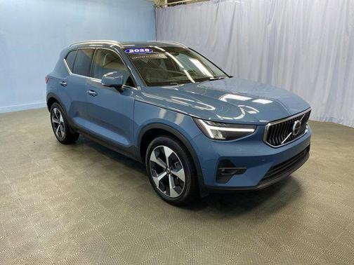 2025 Volvo XC40 B5 Plus Bright Theme