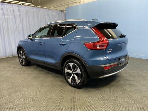 2025 Volvo XC40 B5 Plus Bright Theme
