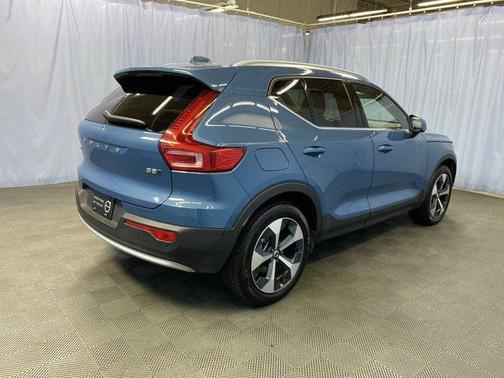 2025 Volvo XC40 B5 Plus Bright Theme