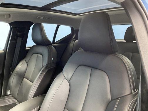 2025 Volvo XC40 B5 Plus Bright Theme