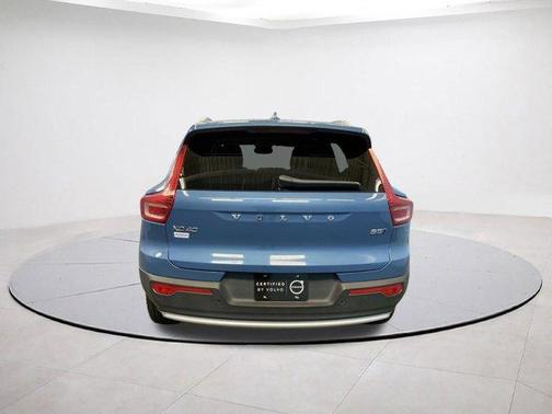 2025 Volvo XC40 B5 Plus Bright Theme