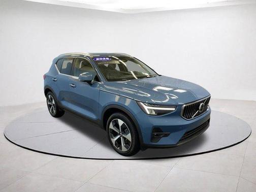 2025 Volvo XC40 B5 Plus Bright Theme