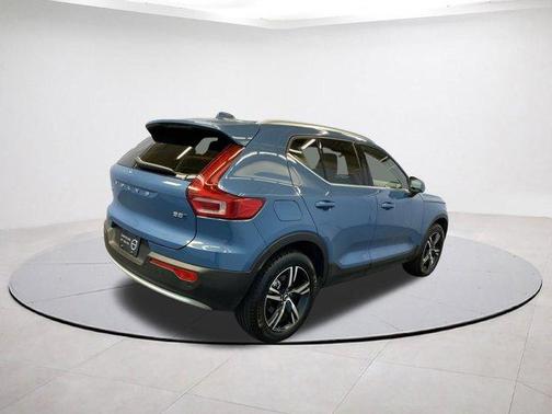 2025 Volvo XC40 B5 Core Bright Theme