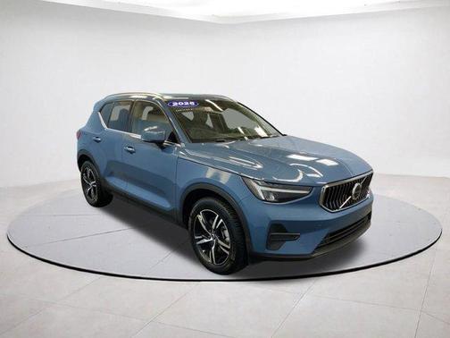 2025 Volvo XC40 B5 Core Bright Theme