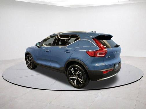 2025 Volvo XC40 B5 Core Bright Theme