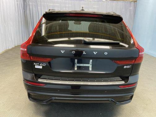 2023 Volvo XC60 B5 Plus Dark Theme