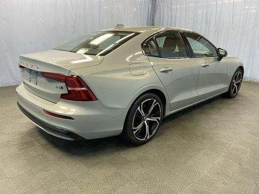 2024 Volvo S60 B5 Plus Dark Theme