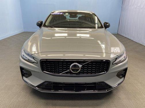 2024 Volvo S60 B5 Plus Dark Theme