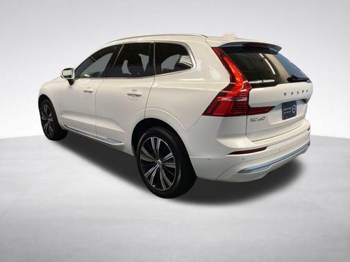 Crystal White Metallic 2023 Volvo XC60 B5 Plus Bright Theme