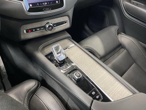 2024 Volvo XC90 B6 Ultimate Bright Theme 6-Seater