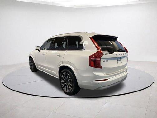 2022 Volvo XC90 T6 Momentum 7 Passenger