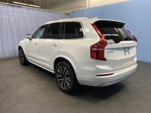 2022 Volvo XC90 T6 Momentum 7 Passenger
