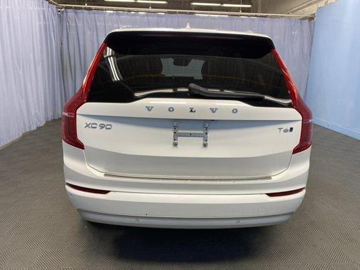 2022 Volvo XC90 T6 Momentum 7 Passenger