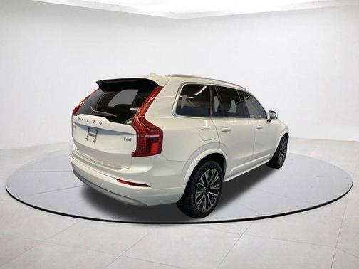 2022 Volvo XC90 T6 Momentum 7 Passenger