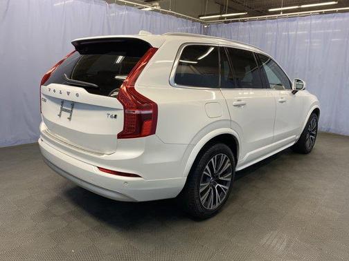2022 Volvo XC90 T6 Momentum 7 Passenger