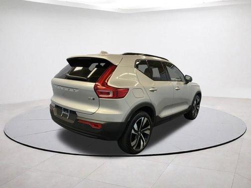 2025 Volvo XC40 B5 Plus Dark Theme