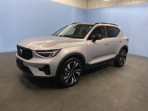 2025 Volvo XC40 B5 Plus Dark Theme