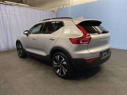 2025 Volvo XC40 B5 Plus Dark Theme