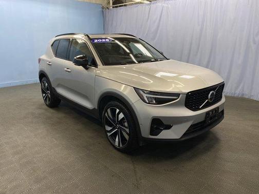 2025 Volvo XC40 B5 Plus Dark Theme