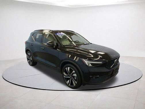 2023 Volvo XC40 B5 Plus Dark Theme